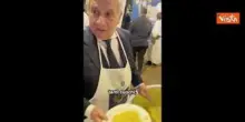 Tajani serve il risotto a festa Ambasciata Nuova Delhi per cucina italiana patrimonio Unesco