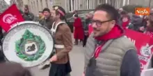 Kilt scozzesi e suono di cornamuse al corteo Cgil a Firenze per lo sciopero generale