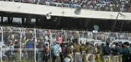 Il tour indiano di Lionel Messi inizia nel caos: i tifosi infuriati lanciano i sedili dello stadio sul campo