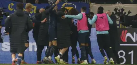 Lazio eroica, resta in 9 ma vince a Parma