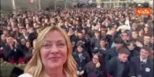 Il selfie di Meloni sul palco di Atreju con il pubblico: Ben accompagnata