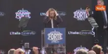 Meloni balla e saltella sul palco di Atreju sul coro "Giorgia, Giorgia"