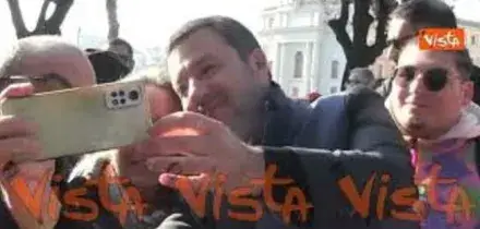 Atreju 2025, bagno di folla per il leader della Lega Salvini al suo arrivo a Castel Sant'Angelo
