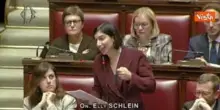 Schlein in Aula legge letterina di Natale a Giorgia Meloni: &ldquo;Realt&agrave; italiani sempre pi&ugrave; dura&rdquo;