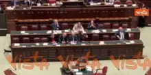 Meloni prende appunti durante intervento Conte in Aula alla Camera