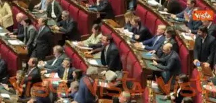 Deputati FdI abbracciano Bignami, dai banchi Pd gridano "Fuori, fuori"