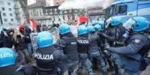 Askatasuna, scontri con la polizia al corteo dei centri sociali. Bottiglie contro gli agenti