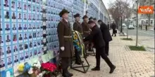Zelensky e il Primo Ministro del Portogallo rendono omaggio a Muro Memoria dei caduti di Kiev
