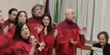 Raggi grillina cantante, scatenata al centro anziani con il coro gospel