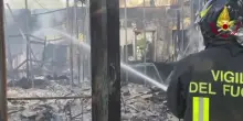 Vasto incendio a Catania nella zona industriale, i Vigili del Fuoco in azione