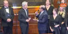 Claudio Baglioni riceve la Martinella da La Russa al Concerto di Natale al Senato