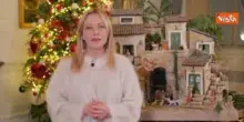 Gli auguri di Natale di Giorgia Meloni davanti al presepe: Siate orgogliosi della vostra identit&agrave;