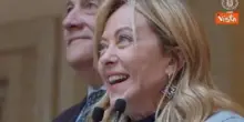 Meloni scherza coi dipendenti di Palazzo Chigi: Vi guardo negli occhi anche se altezza non mi aiuta
