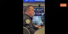 Gli agenti della Polizia di New York tracciano il viaggio di Babbo Natale sui monitor