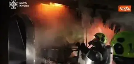 Attacco russo su Kiev, droni e missili contro i grattacieli. Le immagini dei soccorsi