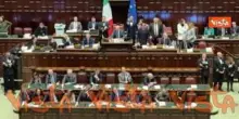 "Disastro Meloni", i cartelli del Pd in Aula dopo l'approvazione della manovra alla Camera