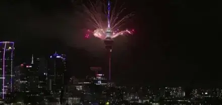 Fuochi d'artificio sulla Sky Tower: la Nuova Zelanda accoglie il 2026