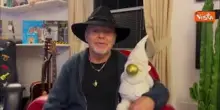 Gli auguri di Vasco Rossi con in braccio uno gnomo: Brindiamo al nuovo anno