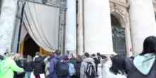 Giubileo, fila a San Pietro per la Porta Santa prima della chiusura