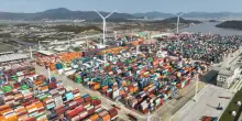 Cina, 1,4 mld tonnellate di merci gestite dal porto Ningbo-Zhoushan nel 2025