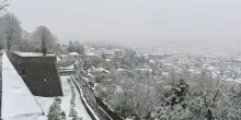 In Sardegna gelo e mareggiate, neve arriva anche in collina