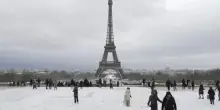 Francia, la Tour Eiffel parzialmente imbiancata