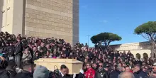 Folla ai funerali di Riccardo Minghetti a Roma, applausi all'uscita del feretro
