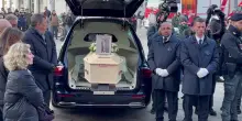 Funerali Achille Barosi, feretro salutato da applausi e note di "Perdutamente"