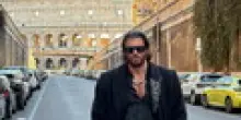 Can Yaman &egrave; gi&agrave; in Italia e spunta al Colosseo: "Non credete alla stampa turca"