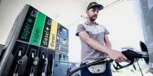 Carburanti: per benzina e diesel prezzi medi in calo