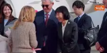 Meloni a Tokyo per incontrare premier Takaichi, l'arrivo all'aeroporto con la figlia Ginevra