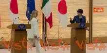 La stretta di mano tra Meloni e Takaichi al termine della conferenza stampa a Tokyo