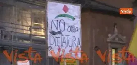 Presidio a favore del popolo iraniano in Piazza del Campidoglio, i manifestanti cantano "Bella Ciao"