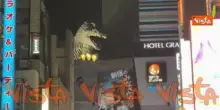 La Testa di Godzilla spunta dal palazzo del Toho Cinemas, a Tokyo