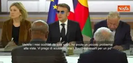 Macron con gli occhiali da sole scuri all'Eliseo: Li dovr&ograve; portare per un po'