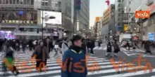All'incrocio di Shibuya a Tokyo, il pi&ugrave; trafficato al mondo, scatta il verde la corsa per il selfie