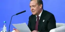 Medvedev paragona Trump al gigante Gargantua: "S&igrave; prender&agrave; la Groenlandia in un boccone"