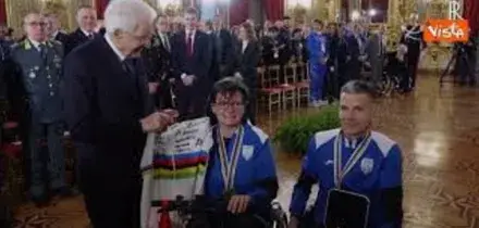 Mattarella riceve atleti paralimpici, l'abbraccio al Quirinale