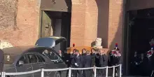 Il feretro di Valentino lascia la chiesa tra gli applausi, le immagini