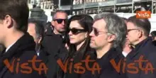 Anne Hathaway e il marito Adam Shulman ai funerali di Valentino a Roma