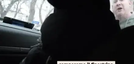 Agenti dell'Ice minacciano giornalisti Rai: "Vi tiriamo fuori". Il video