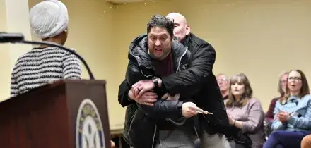 Scontro su Ice, dem aggredita con una siringa. Il video infiamma gli Usa: "Messa in scena" | GUARDA