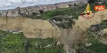 La frana di Niscemi vista dall'alto, il sopralluogo aereo dei vigili del fuoco