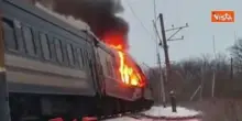 Guerra in Ucraina, droni russi colpiscono un treno passeggeri vicino a Kharkiv