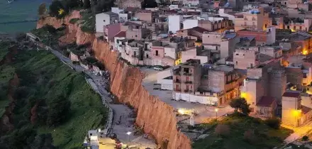 Pioggia, boati e paura: la collina di Niscemi scivola ancora. Paura senza fine
