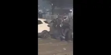 Poliziotto accerchiato e aggredito al corteo Askatasuna a Torino, le immagini
