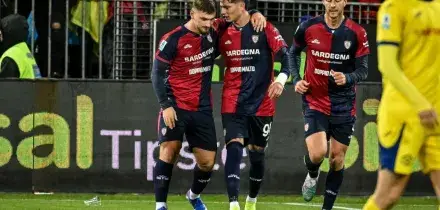 Il Cagliari vince ancora, Verona travolto 4-0