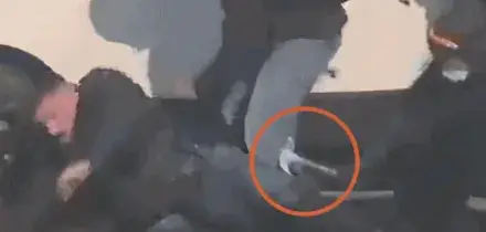 Guerriglia rossa a Torino. Martellate al poliziotto a terra: cos&igrave; cercano il morto VIDEO