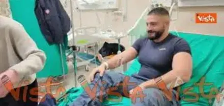 Meloni visita in ospedale il poliziotto aggredito durante il corteo a Torino