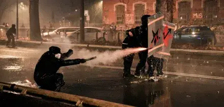 Catapulte, bombe e jammer, ecco l'arsenale dell'odio rosso: "Come le BR"